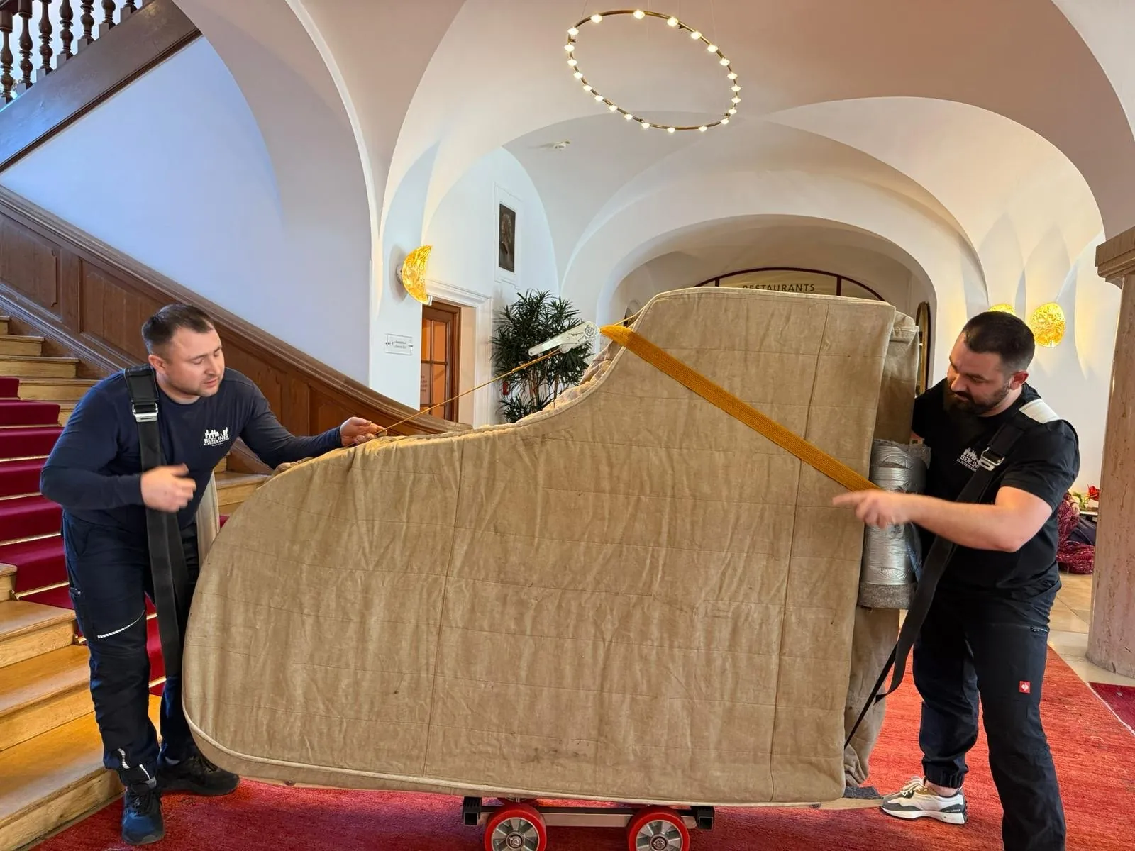 Flügeltransport Tempelhof-Schöneberg: Flügel auf dem Transportwagen in der Halle