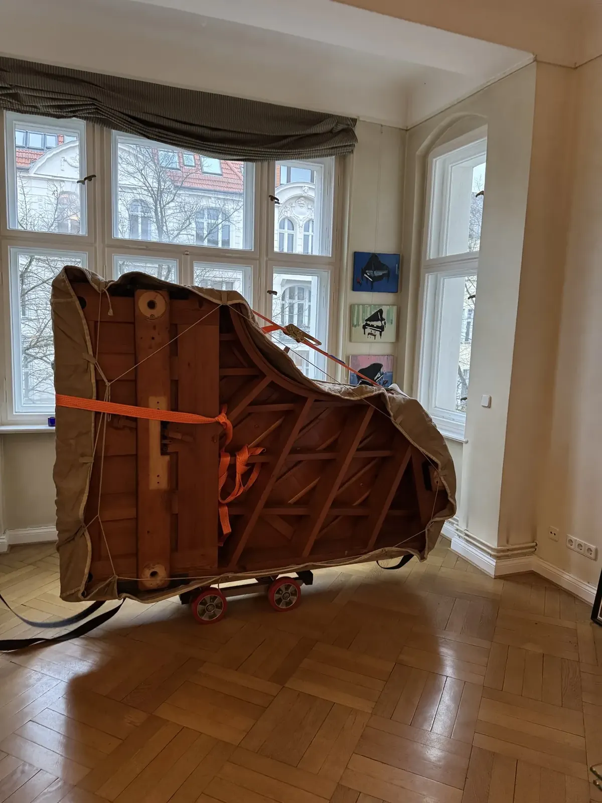 Klavier im Erker einer Berliner Altbauwohnung, gesichert für den Transport