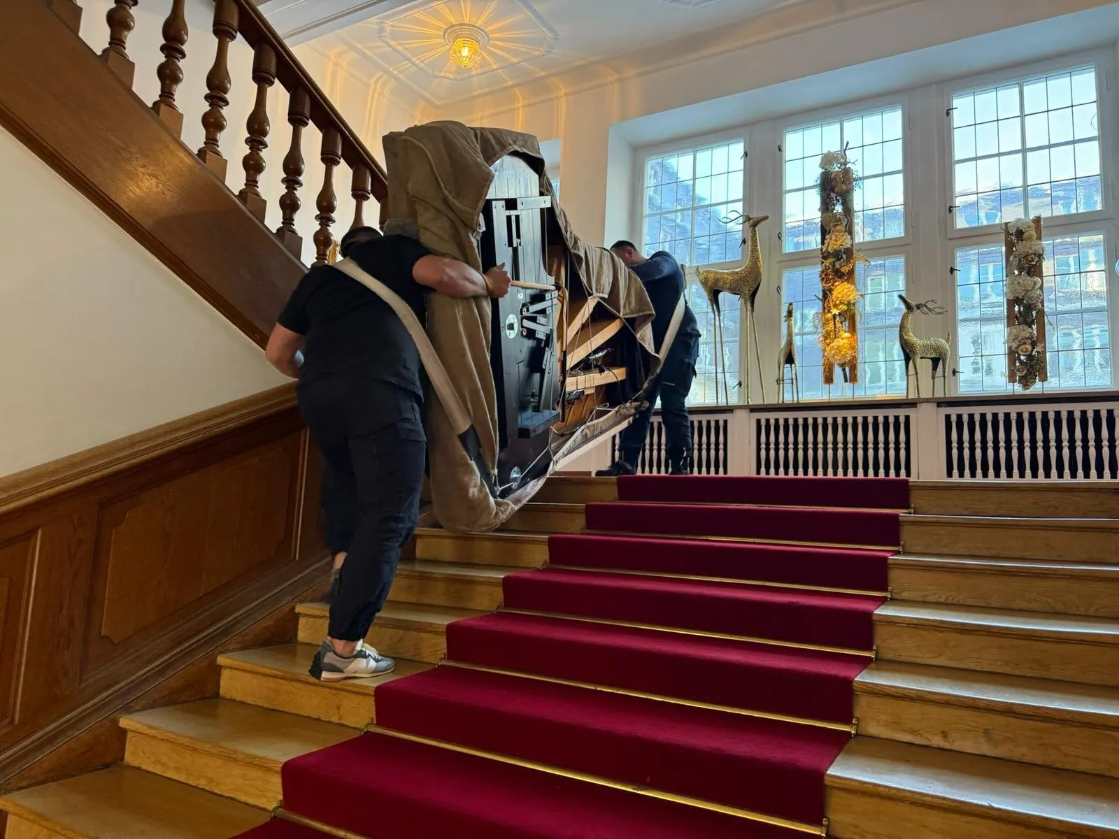 Klaviertransport Berlin: Klavier wird über die Treppe getragen