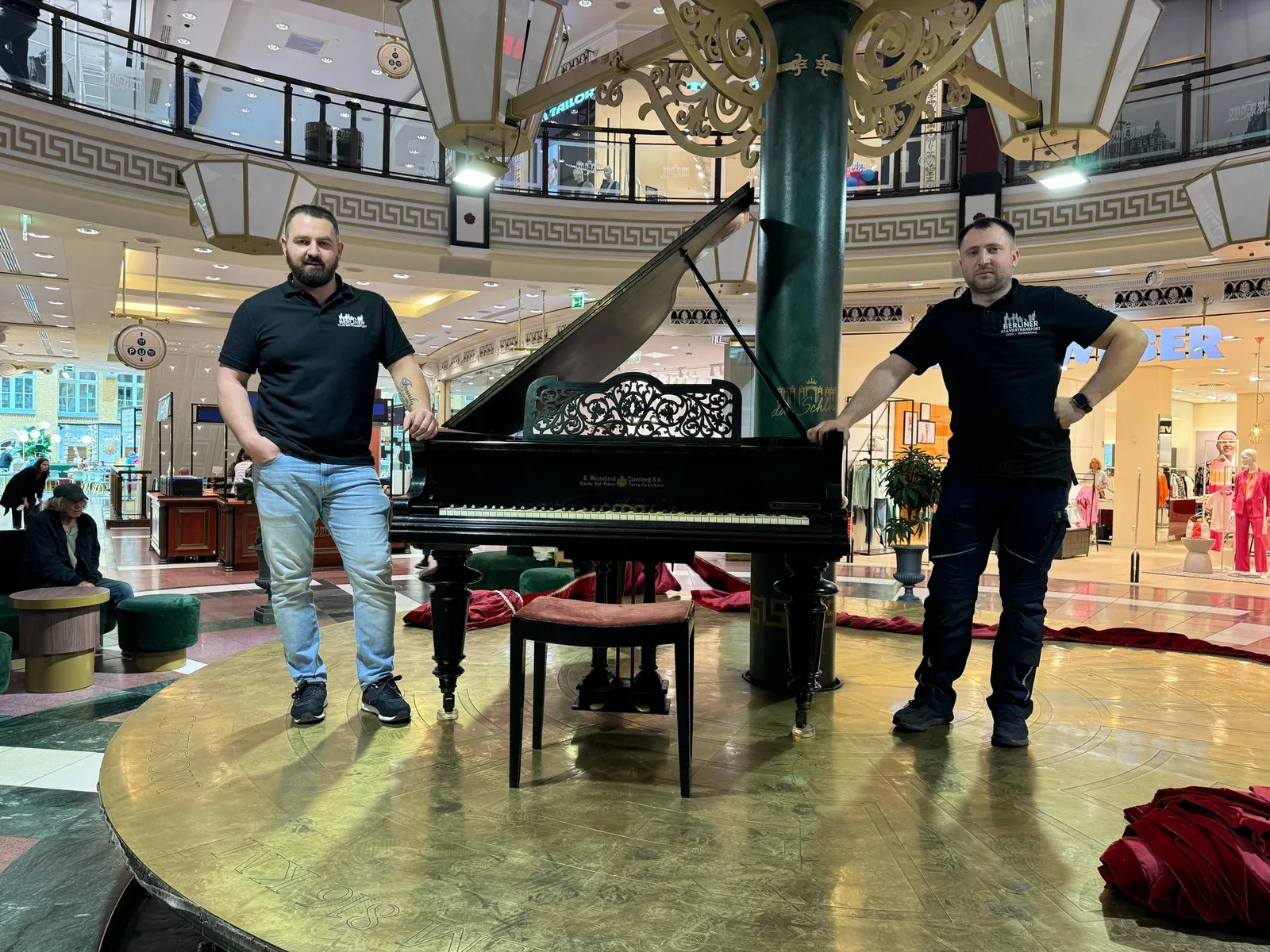 Klaviertransport Mitte: Team mit Instrument in der Halle