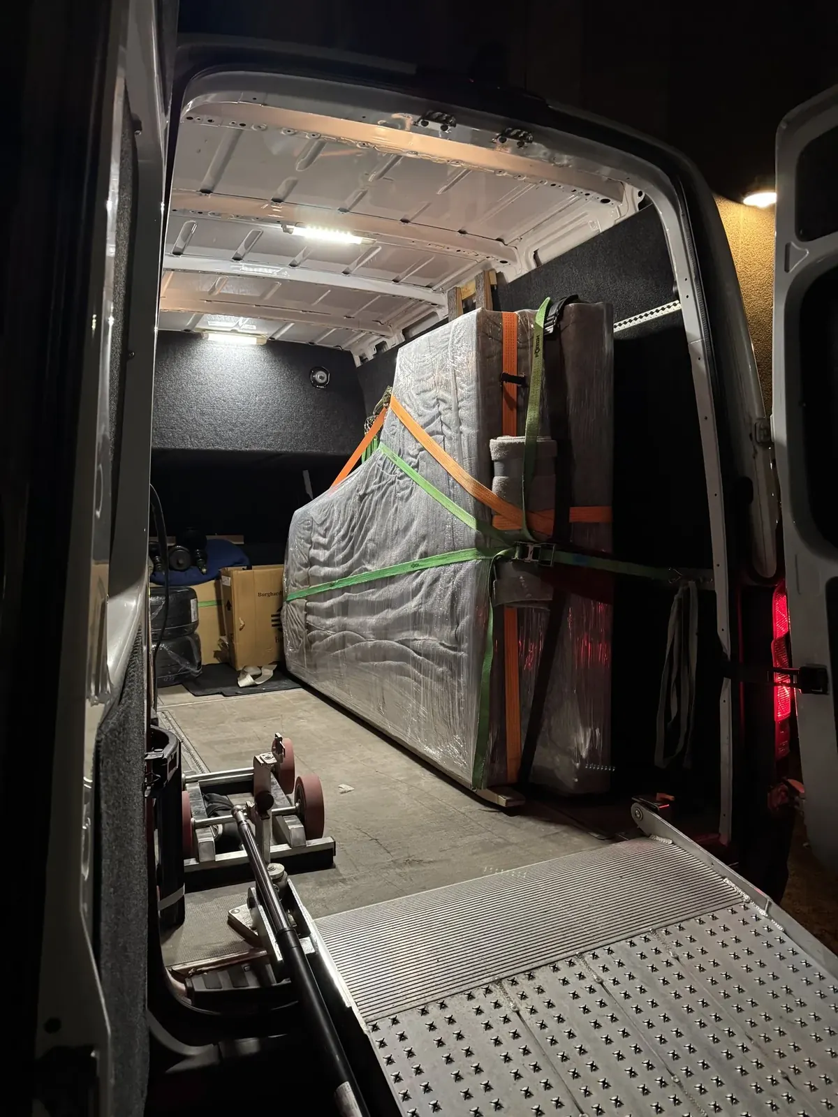 Klaviertransport Tempelhof-Schöneberg: Transporter wird mit dem Instrument beladen