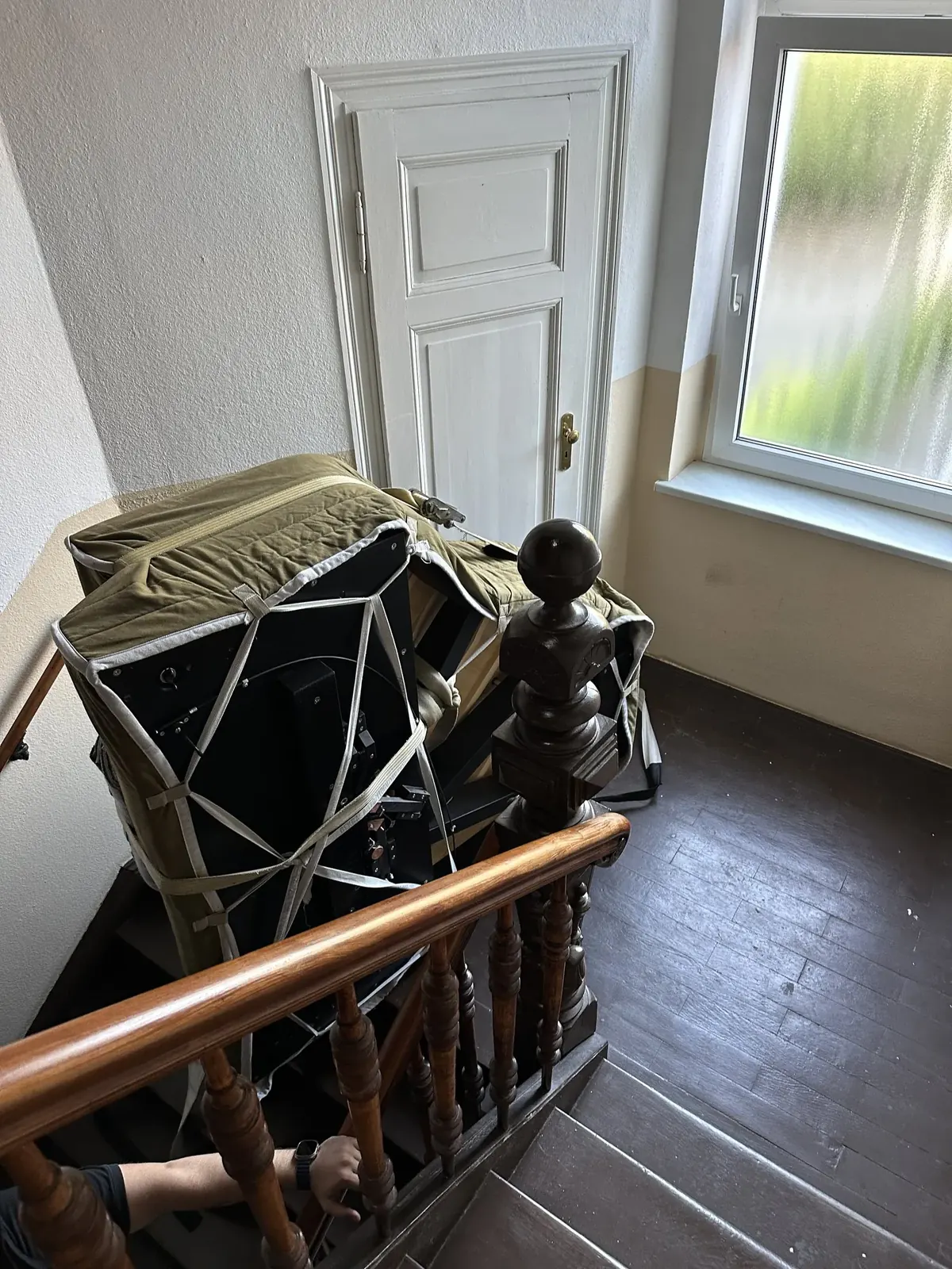 Klaviertransport Friedrichshain-Kreuzberg: Klavier auf dem Transportwagen im Altbau