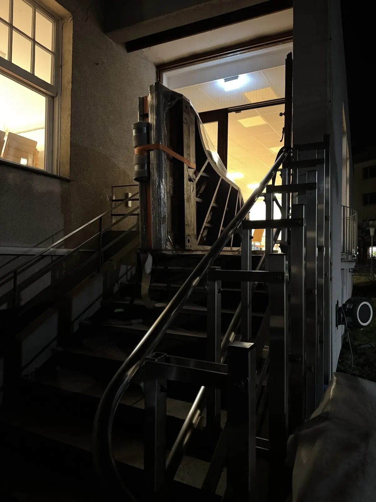 Klaviertransport Marzahn-Hellersdorf: Klavier wird abends über die Treppe getragen