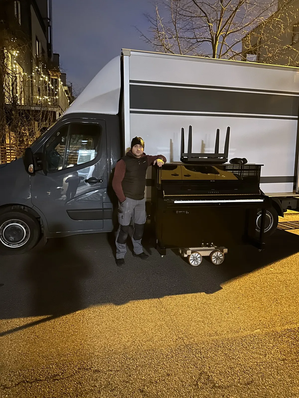 Klaviertransport deutschlandweit: LKW und Team von BK Klaviertransport