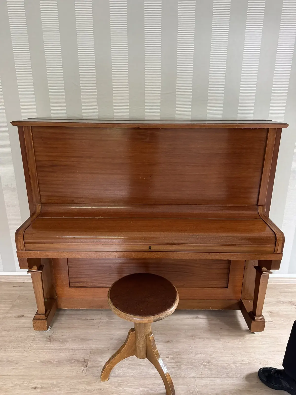 Pianotransport Neukölln: Pianino aus Holz vor dem Transport